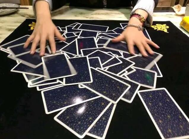 塔羅牌如何洗牌抽牌